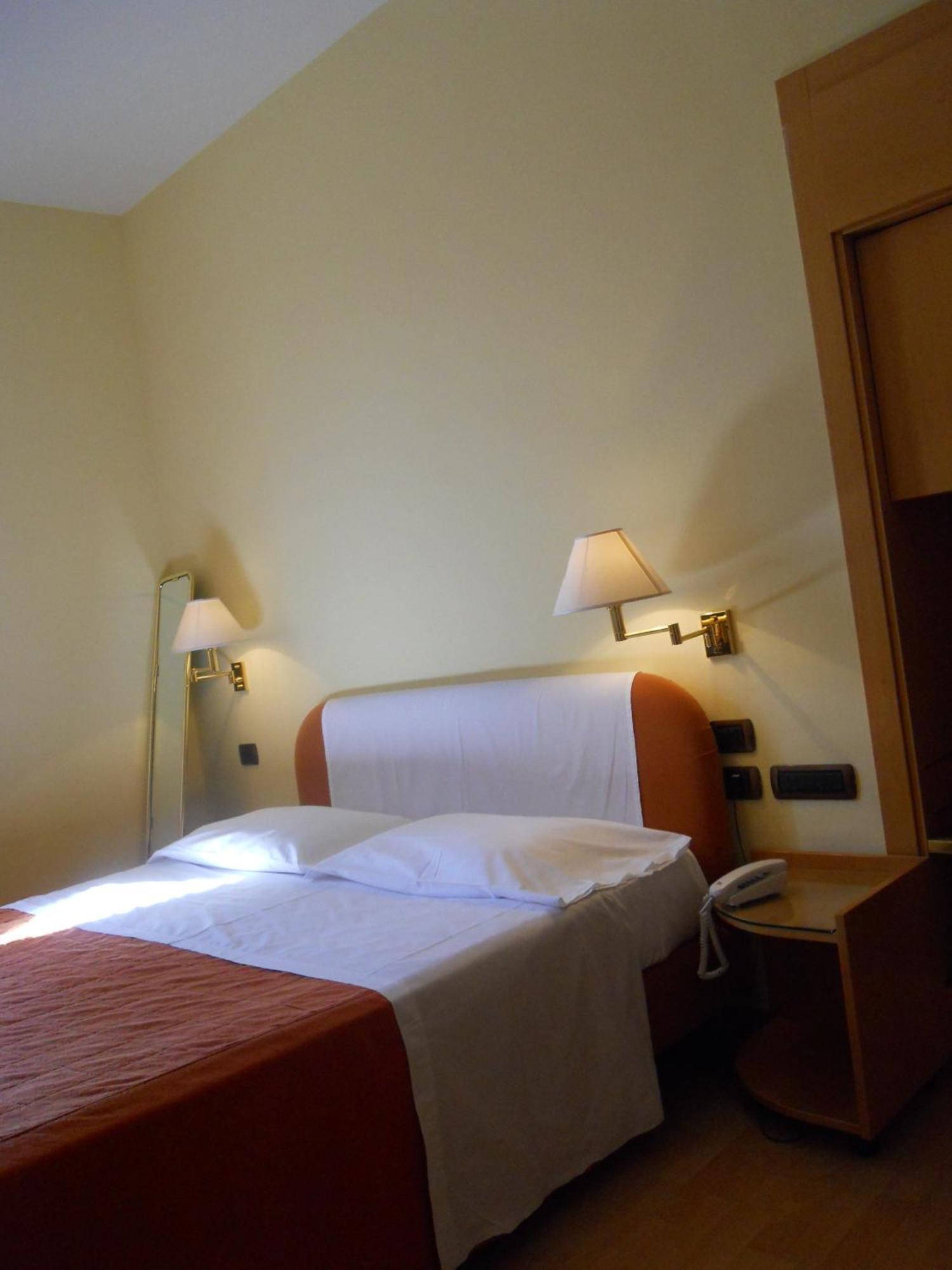 אורבינו Albergo Italia מראה חיצוני תמונה